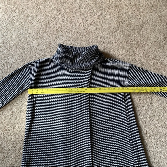 CAbi Fergie Split Black/White Turtleneck - Sz S - Picture 13 of 15